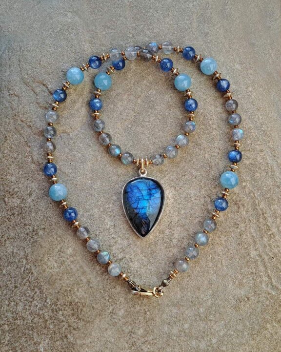 Labradorit-Medaillon an einer Heilsteinkette aus Labradorit, Kyanit und Aquamarin - Yogaschmuck