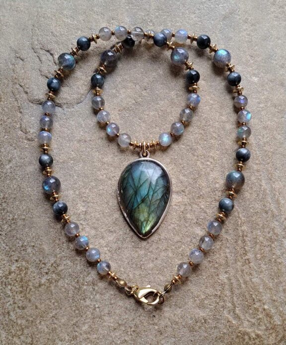 Labradorit-Anhänger mit Heilsteinperlen aus Fakenauge und Labradorit - Hypoallergener Damenschmuck