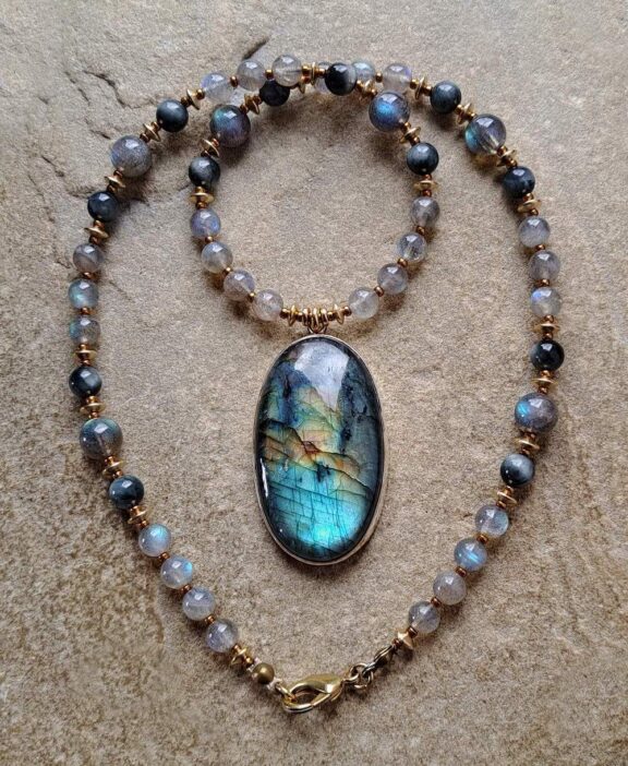 Labradoritanhänger an Perlenkette aus Labradorit- und Falkenauge-Perlen - Echtschmuck