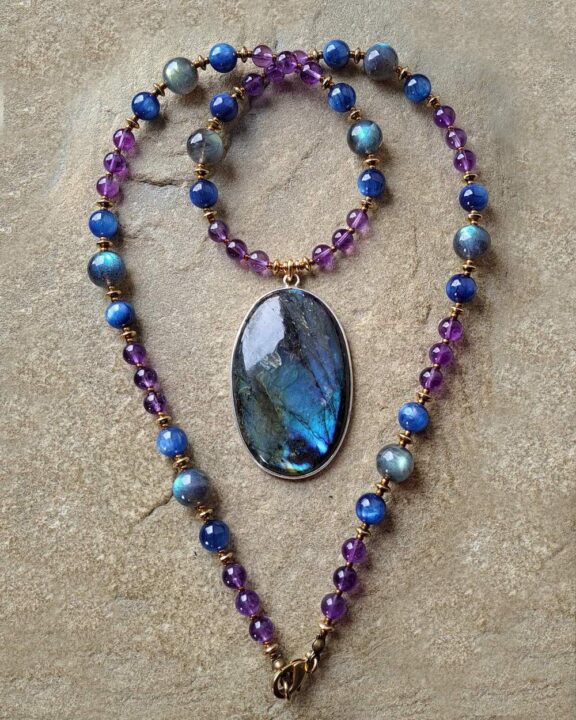 Labradorit-Anhänger an Edelsteinkette aus Kyanit-, Amethyst- und Labradoritperlen - edler Schmuck