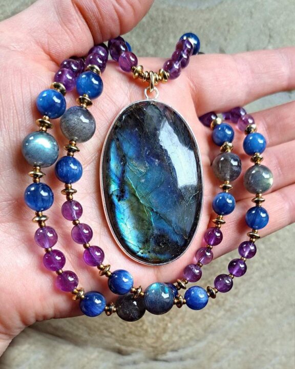 Labradorit-Kette an Perlenkette aus Kyanit, Amethyst und Labradorit - edler Schmuck