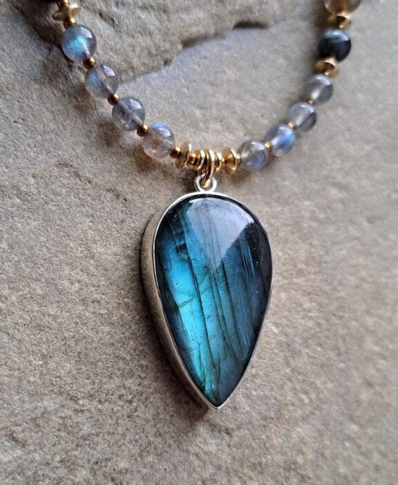 Labradoritkette mit Steinperlen aus Fakenauge und Labradorit - edler Heilsteinschmuck
