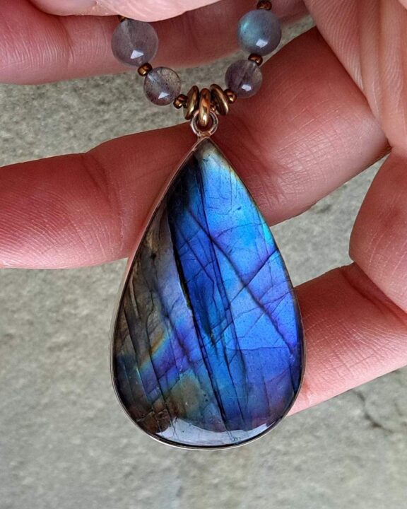 Labradoritkette mit Edelsteinperlen - hochwertiger Schmuck als Halskette