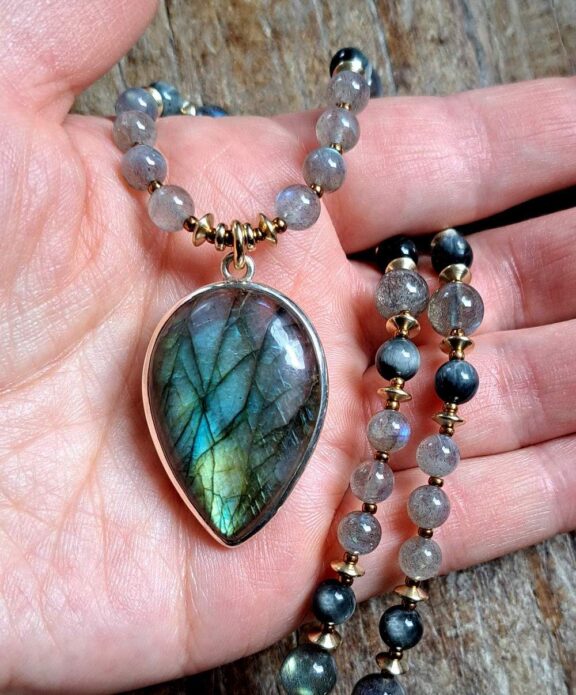 Labradoritschmuck mit Heilsteinperlen aus Fakenauge und Labradorit - nickelfreier Schmuck
