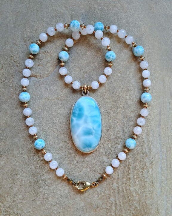 Healing stone jewellery: Larimar pendant on a crystal-beaded necklace - ideal Yoga tool
