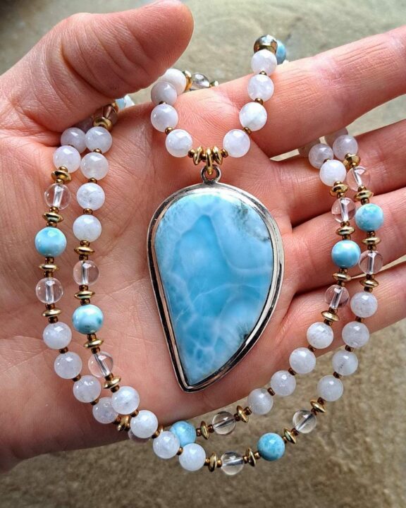 Larimar-Anhänger an Halskette aus Mondstein-, Larimar- und Bergkristallperlen - hochwertiger Heilsteinschmuck