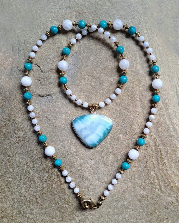 Larimar-Anhänger an Edelsteinkette aus Mondstein- und Türkisperlen - hochwertiger Schmuck