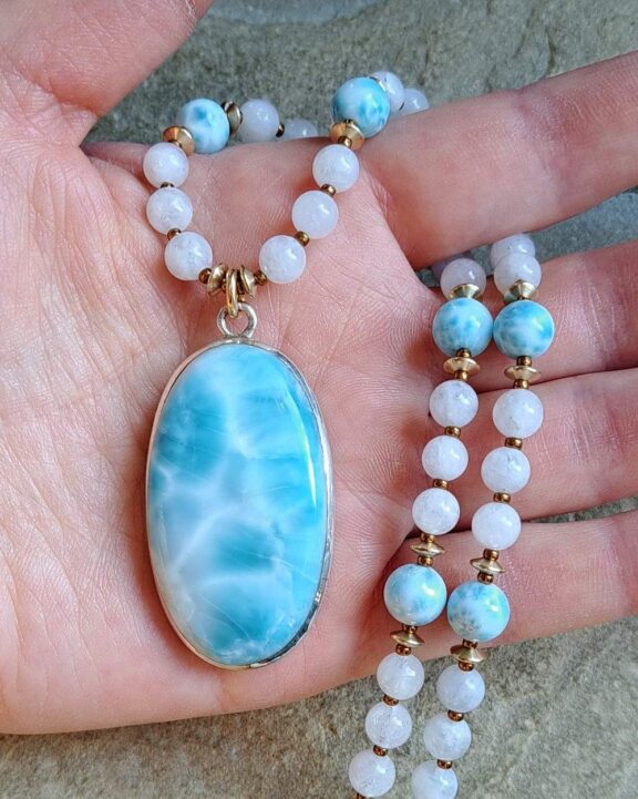 Larimaranhänger an Perlenkette aus Larimar und Mondstein - ideales Yogazubehör