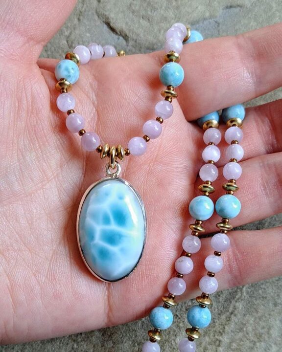 Larimarkette mit Edelsteinperlen aus Kunzit und Larimar - eleganter Edelschmuck, nickelfrei