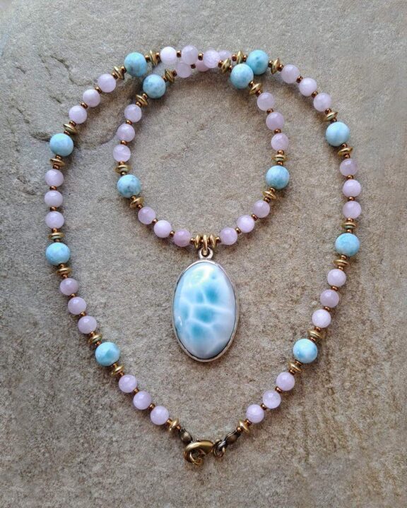 Larimarkette mit Edelsteinperlen aus Kunzit und Larimar - spiritueller Schmuck