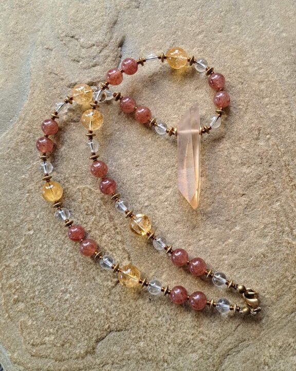 Lemuria-Kristall-Spitze an Heilsteinkette aus Aventurin und Citrin - edler Yogaschmuck