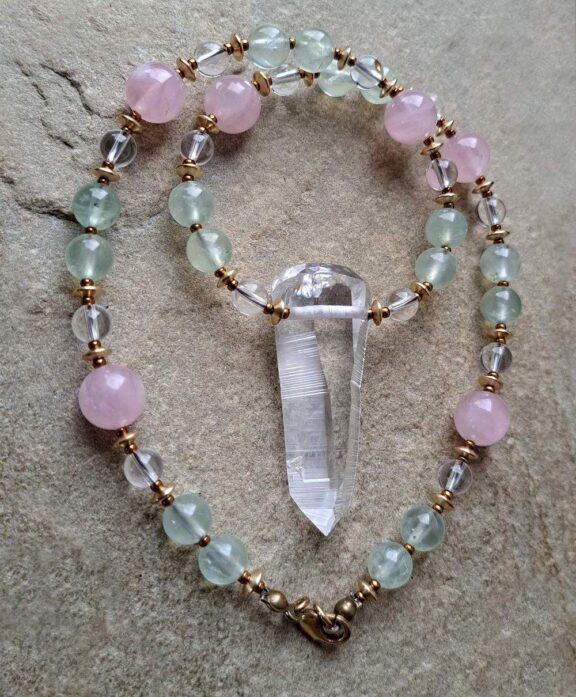 Lemuria-Kristall-Anhänger an Perlenkette aus Bergkristall, Prehnit und Morganit - hypoallergener Schmuck