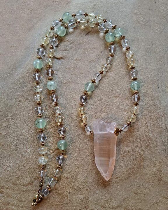 Lemuria-Kristall-Anhänger an Halskette aus Bergkristall, Prehnit und Citrin - edler Heilsteinschmuck