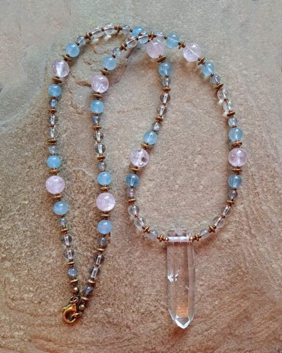 Lemuria-Kristall-Anhänger an einer Perlenkette - energetischer Schmuck