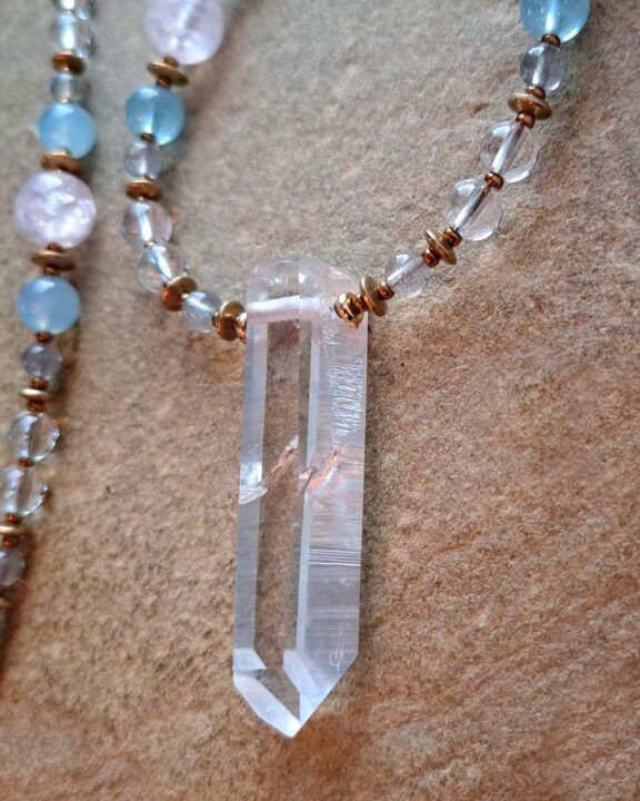 Lemuria-Kristall-Anhänger an einer Perlenkette - edler Energieschmuck