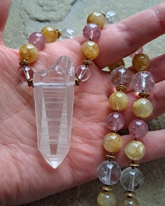 Lemuria-Kristall-Anhänger an Halskette aus Aventurin, Bergkristall und Rutilquarz