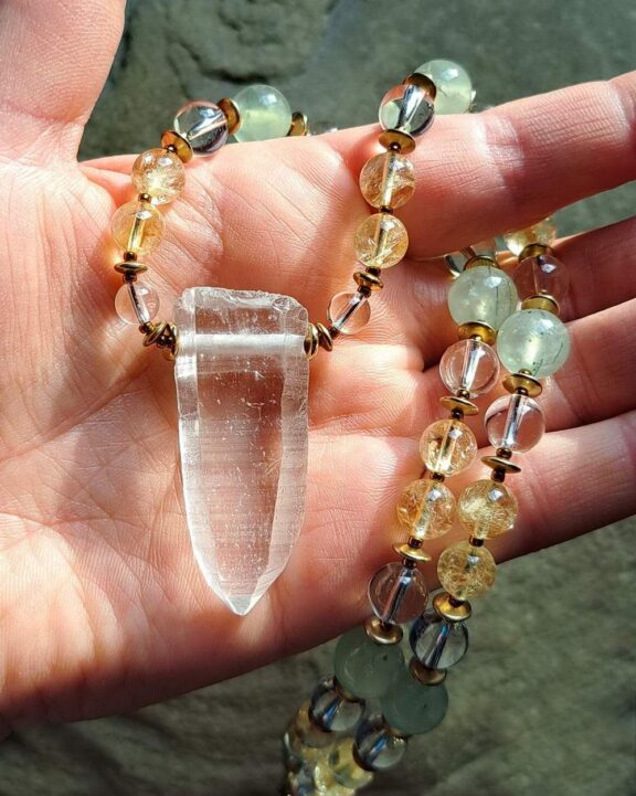 Energetischer Schmuck: Lemuria-Medaillon an Perlenkette - ideal für Yoga