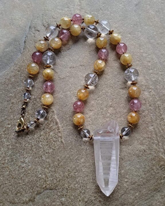 Lemuria-Kristall-Anhänger an Perlenkette aus Aventurin, Bergkristall und Rutilquarz