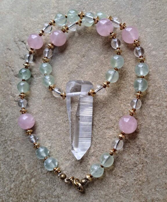 Lemuria-Kristall-Anhänger an Perlenkette aus Bergkristall, Prehnit und Morganit - nickelfreier Schmuck