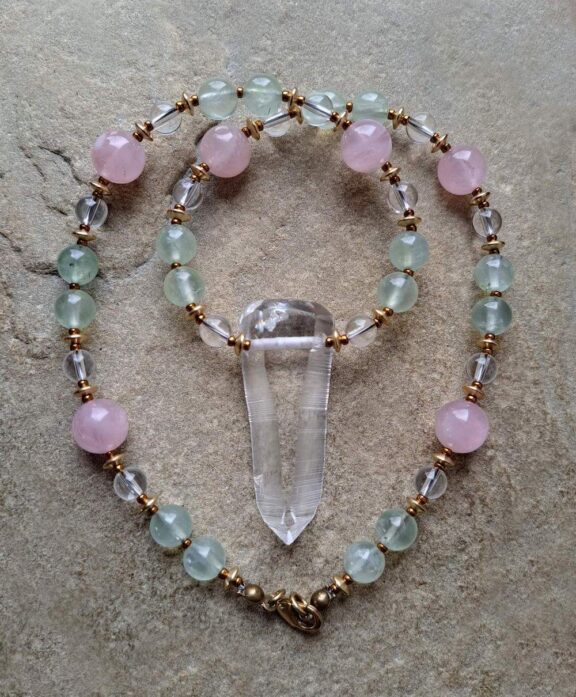 Lemuria-Kristall-Anhänger an Perlenkette aus Bergkristall, Prehnit und Morganit - Allergiker Schmuck