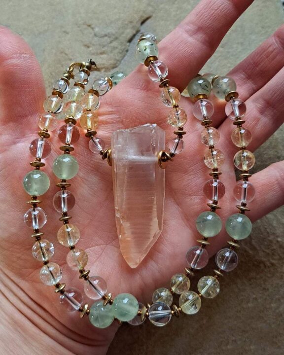 Lemuria-Kristall-Anhänger an Halskette aus Bergkristall, Prehnit und Citrin - edler Kristallschmuck