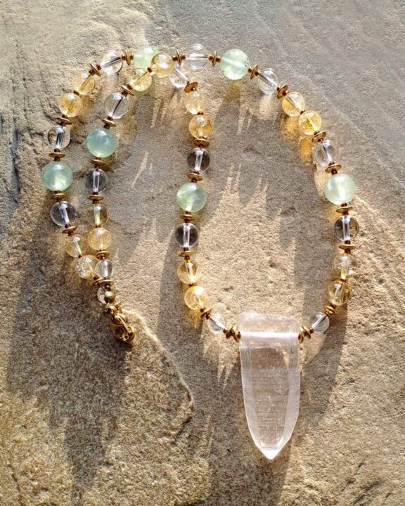 Energetischer Schmuck: Lemuria-Medaillon an Perlenkette - ideal für Reiki