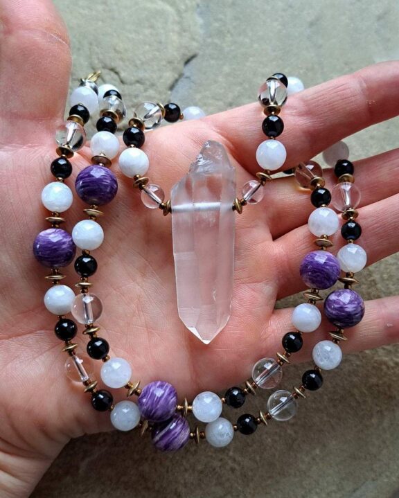 Lemuriaquarz-Kristall an Edelsteinkette - edler Naturschmuck im Boho-Stil