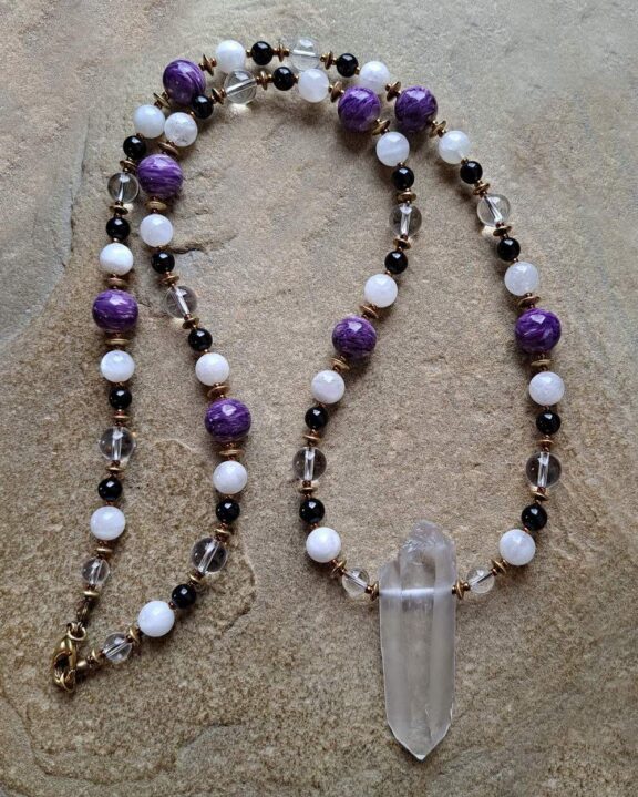 Lemuriaquarz-Kristall an Edelsteinkette - edler Naturschmuck