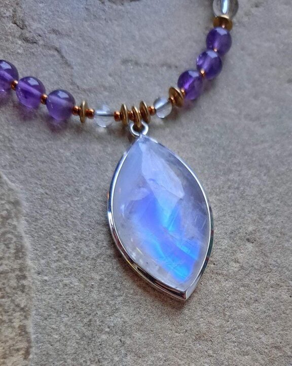 Mondstein-Anhänger an Halskette aus Amethyst und Bergkristall - edler Luxusschmuck