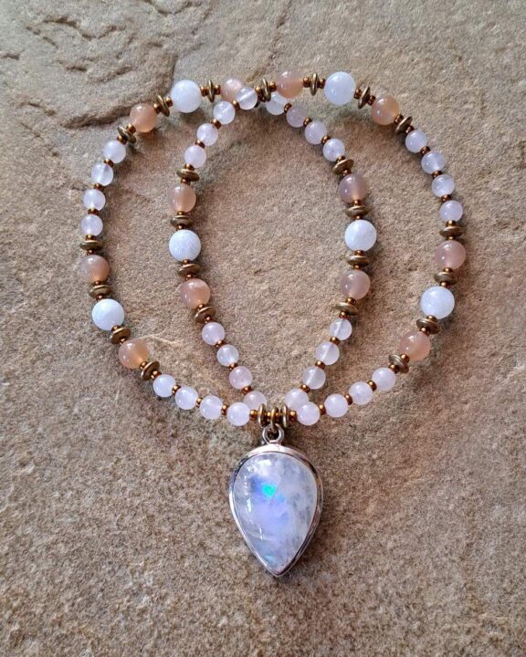Schöner Mädchenschmuck: Mondstein-Anhänger an einer Perlenkette - edle Heilsteine