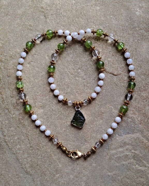 Moldavit-Kette mit Edelsteinperlen aus Mondstein, Peridot und Bergkristall - echter Edelschmuck