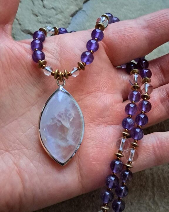 Mondstein-Anhänger an Halskette aus Amethyst und Bergkristall - edler Naturschmuck