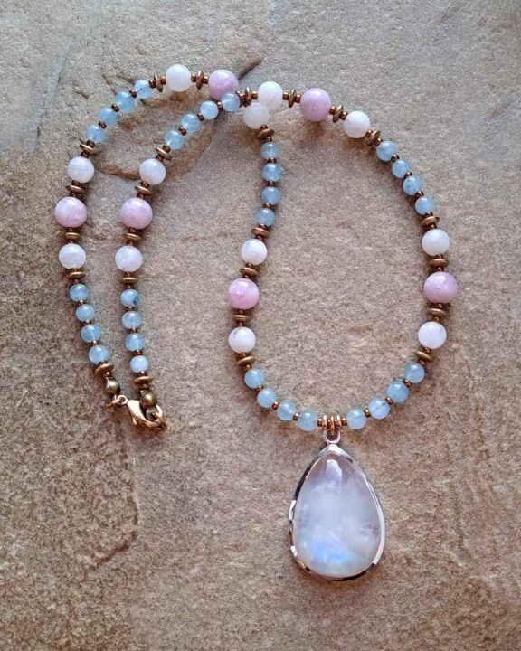 Mondsteinkette mit Perlen aus Aquamarin, Kunzit und Mondstein - schamanischer Schmuck