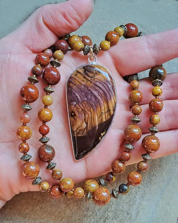 Mookait-Anhänger an Heilsteinkette aus Edelsteinperlen - nickelfreier Edelschmuck