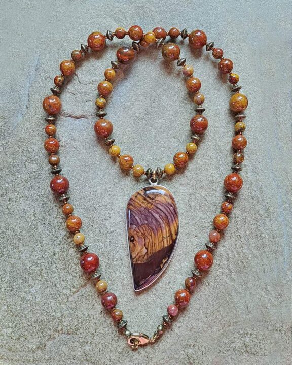 Mookait-Anhänger an Heilsteinkette aus Edelsteinperlen - nickelfreier Heilsteinschmuck