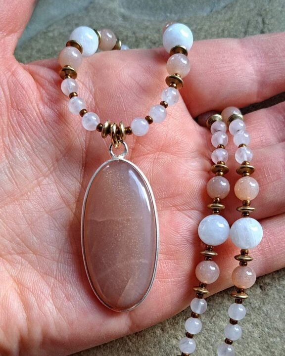 Heilsteinamulett an einer Edelsteinkette mit Sonnen- und Mondstein - edler Echtschmuck