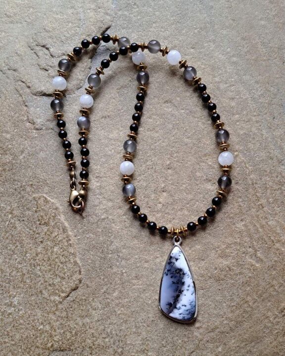 Opalanhänger mit Heilsteinperlen verbunden - edler Ritualschmuck, nickelfrei