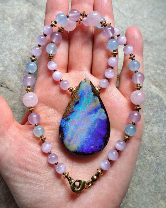 Eleganter Boulder-Opal-Anhänger an Perlenkette aus Kunzit, Morganit und Aquamarin