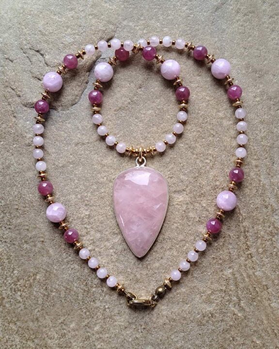 Rosenquarz-Kette mit Heilsteinperlen aus pinkem Turmalin, Rosenquarz und Kunzit - nickelfreier Dirndlschmuck