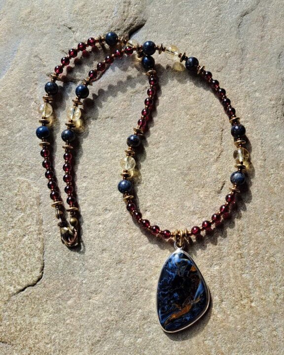 Pietersit-Anhänger an Perlenkette - edler Echtschmuck