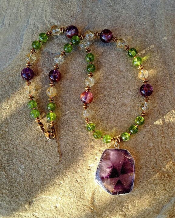 Portal-Amethyst-Anhänger an Halskette aus Peridot, Citrin und Amethyst - energetischer Schmuck