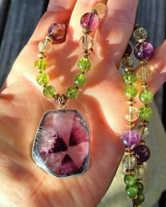 Portal-Amethyst-Anhänger an Halskette aus Peridot, Citrin und Amethyst - Naturschmuck