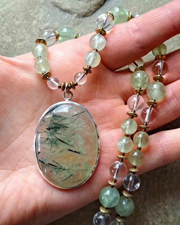 Prehnit-Medaillon an einer Halskette aus Prehnit- und Bergkristallperlen - edler Naturschmuck