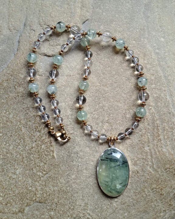 Prehnitanhänger an Perlenkette aus Prehnit und Bergkristall - edler Dirndlschmuck