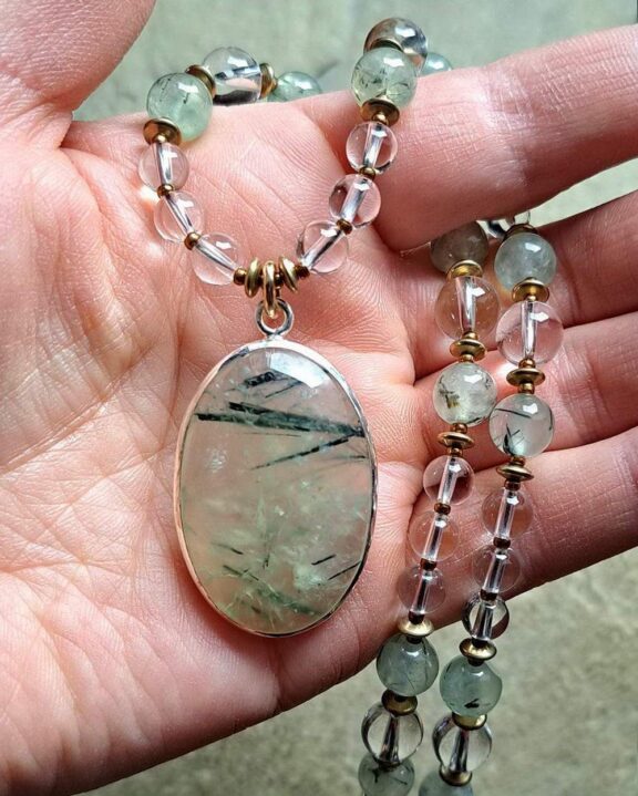 Prehnit-Anhänger an Halskette aus Bergkristall- und Prehnitperlen - edler Schmuck