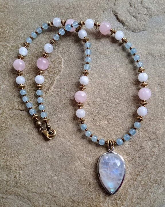 Regenbogenmondstein-Anhänger an Perlenkette - energetischer Schmuck