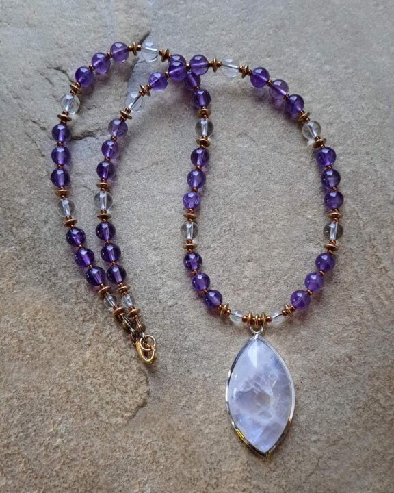Regenbogenmondstein an Perlenkette aus Amethyst und Bergkristall - edler Naturschmuck
