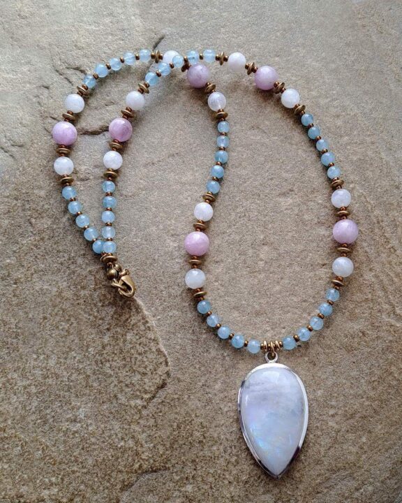 Regenbogenmondstein-Kette mit Edelsteinperlen - edler Schmuck als Yogahilfe