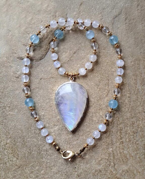 Regenbogenmondstein-Anhänger an Perlenkette aus Aquamarin, Mondstein und Bergkristall