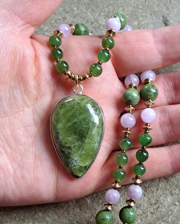 Serpentine pendant on a healing stone necklace – ideal tools for Yoga and Reiki